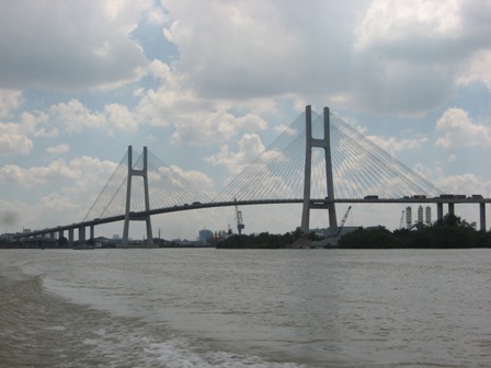 Lượng phương tiện qua lại thưa thớt cộng với mức phí hiện hành khiến PMC lao đao vì các khoản nợ xây dựng cầu Phú Mỹ
