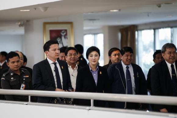 Nữ Thủ tướng Yingluck Shinawatra rời Văn phòng chính phủ sau cuộc họp với Ủy ban Bầu cử tại Bangkok ngày 20/11/2013