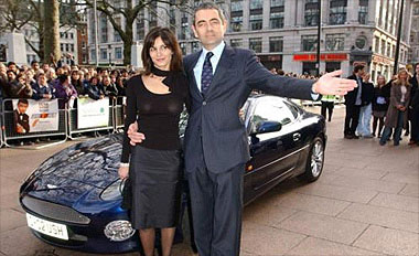 Mr Bean và vợ bên chiếc Aston Martin bóng lộn