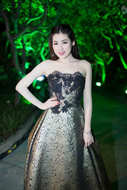 Tối 3/4 Dương Tú Anh rạng rỡ đến dự tiệc tại một villa sang trọng, nằm cạnh sông Sài Gòn. 