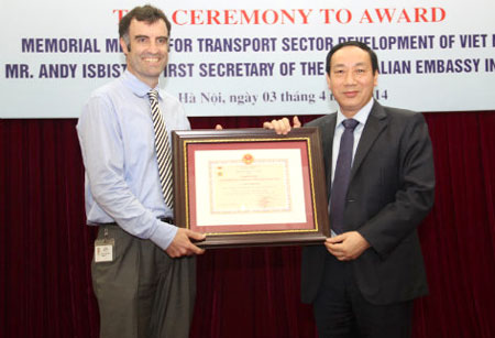 Thứ trưởng Nguyễn Hồng Trường trao Kỷ niệm chương Vì sự nghiệp phát triển GTVT Việt Nam cho ông Andy Isbister - Bí thư thứ nhất Đại sứ quán Ôxtrâylia