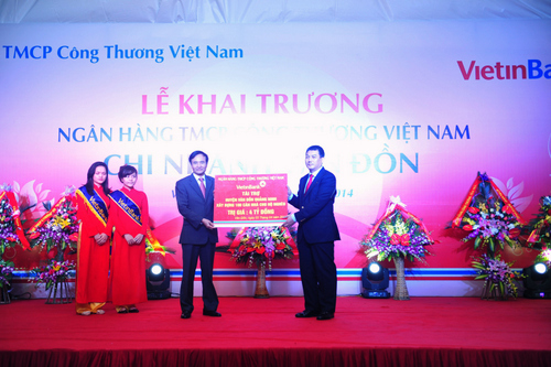 VTB trao tặng 4 tỷ đồng hỗ trợ huyện Vân Đồn