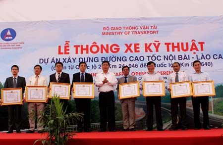 Bộ trưởng Đinh La Thăng tặng bằng khen cho các đơn vị thi công.