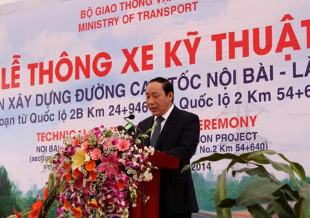 Thứ trưởng Bộ GTVT Nguyễn Hồng Trường phát lệnh thông xe.