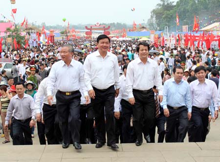 Bộ trưởng Đinh La Thăng cùng các đại biểu đến thắp hương tưởng niệm các vua Hùng.