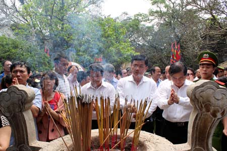 Bộ trưởng cùng lãnh đạo địa phương thắp hương trước cửa Đền Hạ.