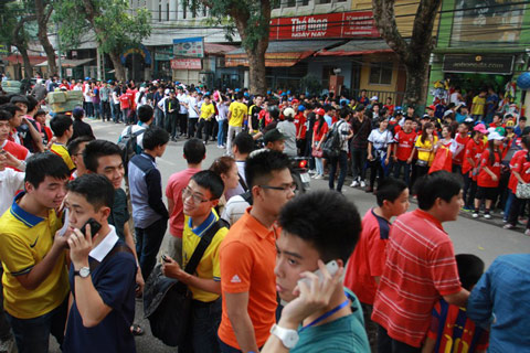 Trước buổi giao lưu, hàng ngàn CĐV đã đứng chật phố Trịnh Hoài Đức (trước sân Hàng Đẫy) chờ đón Pires.