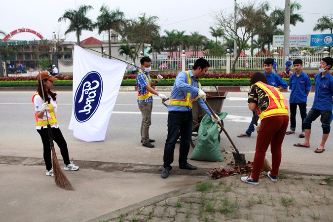 50 tình nguyện viên Ford đóng góp 200 giờ lao động để dọn sạch đường phố.