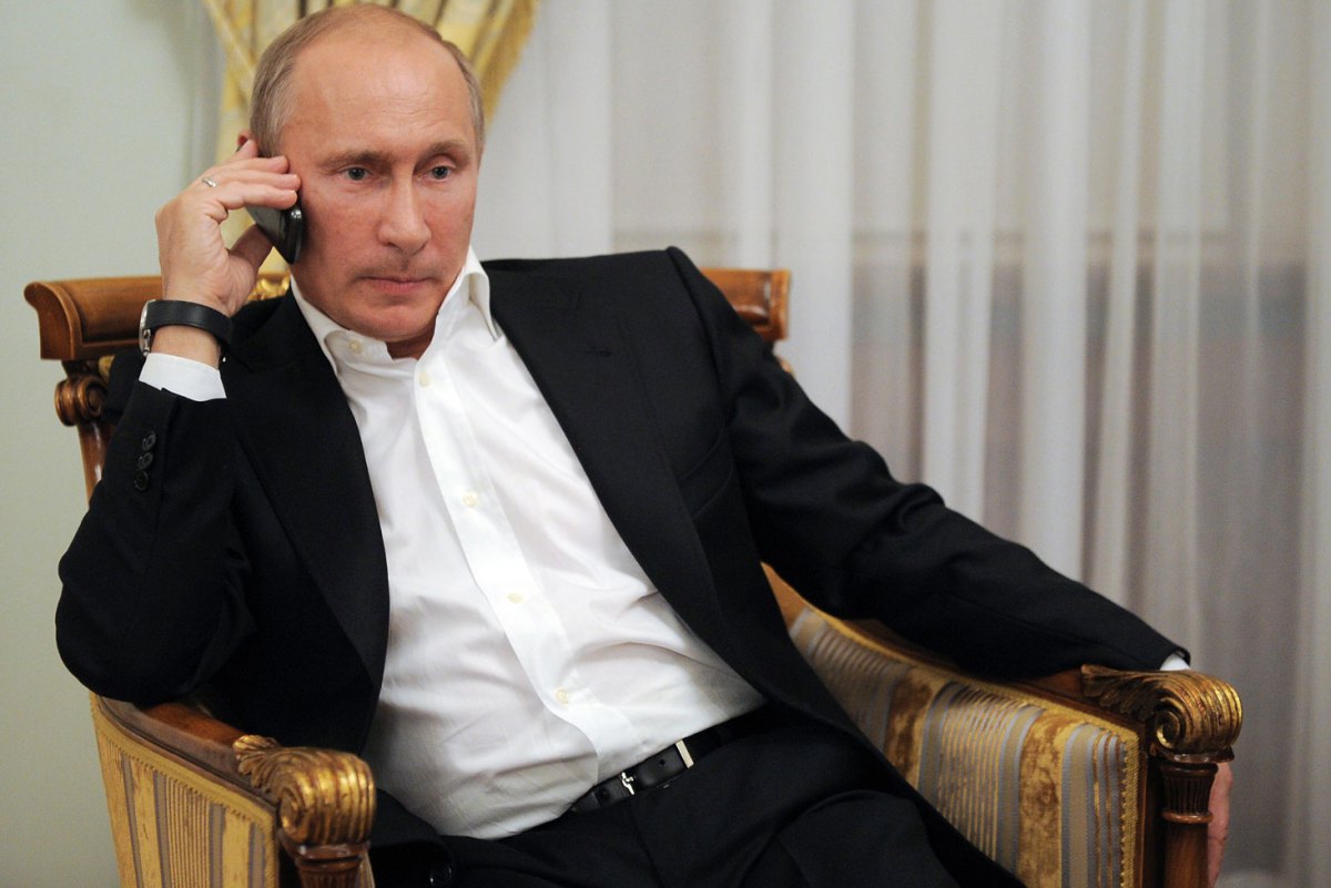 Hiếm hoi báo giới mới chứng kiến cảnh ông Putin cầm điện thoại 
