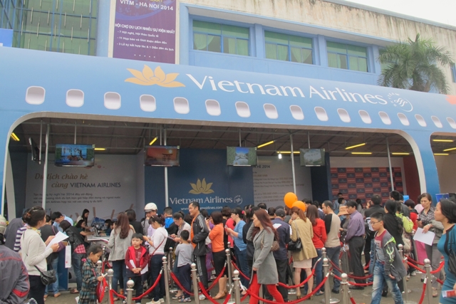 Nhiều khách hàng tham quan và mua vé của Vietnam Airlines tại Hội chợ Du lịch quốc tế Việt Nam
