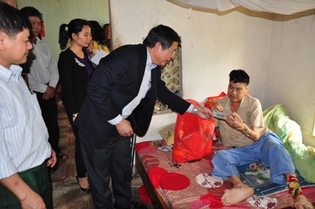 Ông Đào Xuân Dụ, Chủ tịch Công đoàn Cienco 1 tặng quà cho các gia đình khó khăn