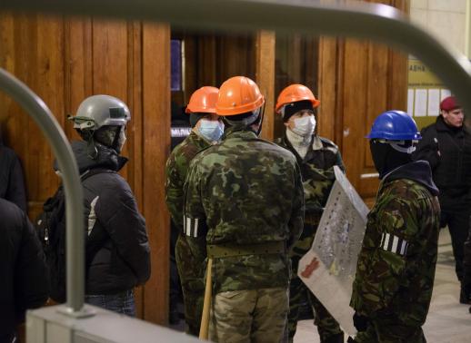Hình ảnh người biểu tình chiếm giữ tòa nhà hành chính địa phương tại thành phố Kharkiv