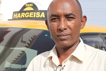 Abdikarim Salah Mohamud rời Somaliland từ 1988 và quay trở lại sau 23 năm thành lập Hargeisa Taxi với hy vọng kéo thanh niên ra khỏi các cuộc xung đột, cướp biển