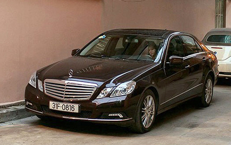  Hoàng Thùy Linh thường xuyên sử dụng chiếc Mercedes E-Class đời 2012 màu đen.