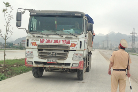 Xe quá tải của Tập đoàn Xuân Thành chở xi măng tại Hà Nam