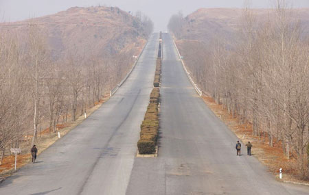 Con đường từ khu công nghiệp liên Triều Kaesong tới khu phi quân sự (DMZ)