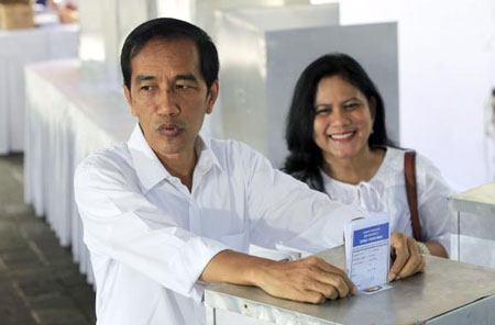Ông Joko Widodo - Thống đốc Jakarta và vợ bỏ phiếu