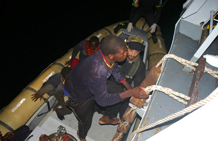 Giải cứu người nhập cư trên biển
