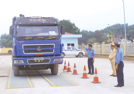 Lực lượng CSGT và TTGT phối hợp cân xe quá tải bằng trạm cân lưu động