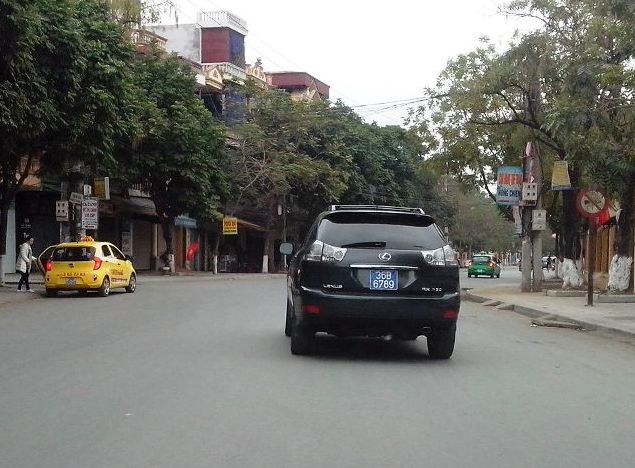 1.Chiếc Lexus 350 gắn biển “san bằng tất cả” ngênh ngang chạy trên được phố Thanh Hóa (ảnh A.C)