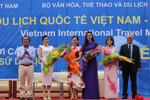 Các ứng cử viên Đại sứ du lịch Việt Nam trong buổi giao lưu với khán giả