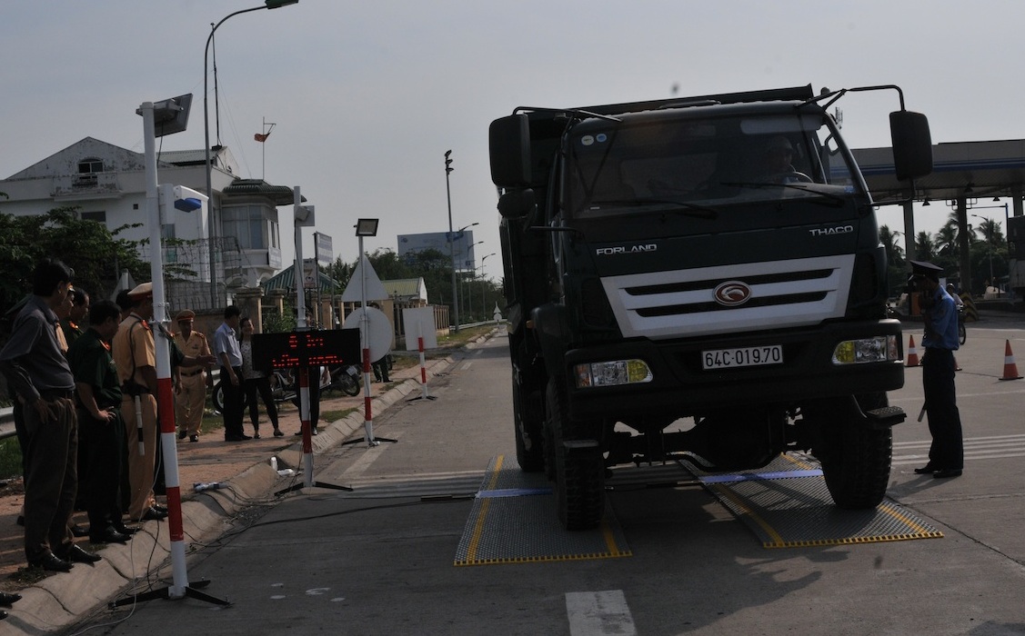 Xe vào cân trọng tải xe tại trạm cân lưu động ở Cần Thơ (Minh Tuấn).