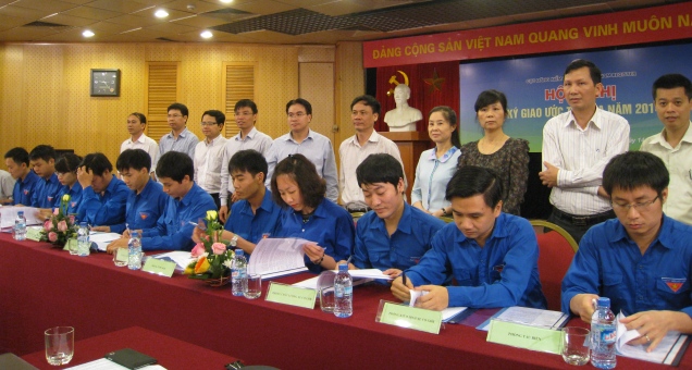 Cùng với Công đoàn, các Chi đoàn Thanh niên cũng giao ước thi đua năm 2014