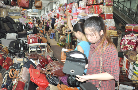 Những chiếc túi mang thương hiệu các hãng thời trang danh tiếng được bán tràn lan tại chợ Đông Kinh, Lạng Sơn