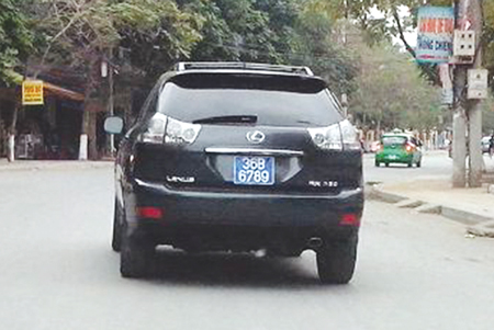 Chiếc Lexus 350 gắn biển “san bằng tất cả” nghênh ngang chạy trên đường phố Thanh Hóa 