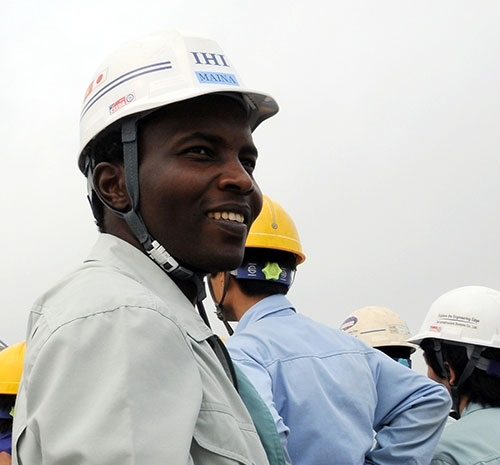 Niềm hạnh phúc của kỹ sư người Châu Phi trên công trường cầu Nhật Tân