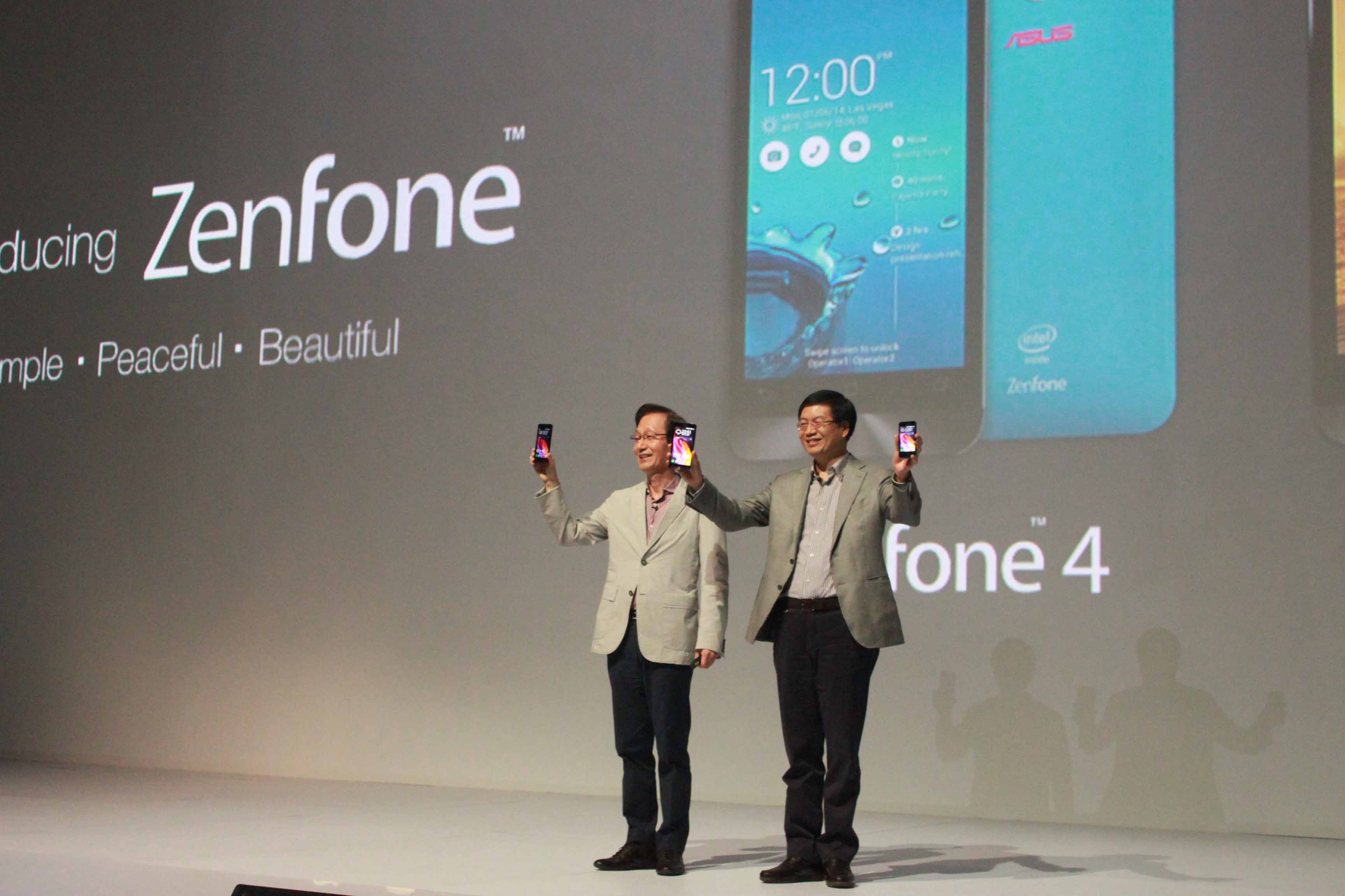 Đúng 10h50 chủ tịch tập đoàn ASUS Jonney Shih (trái) và đồng nghiệp chính thức công bố ra mắt ZenFone