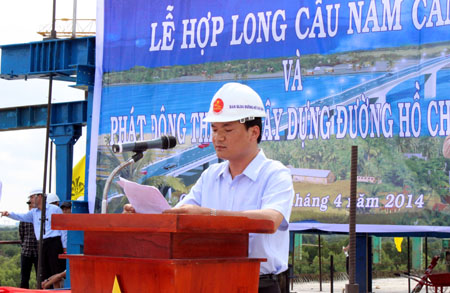 Ông Lâm Văn Hoàng - Tổng giám đốc Ban QLDA đường Hồ Chí Minh cho biết, cầu Năm Căn sẽ được thông xe trong tháng 6/2014.