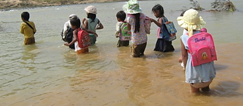 Còn nhiều nơi học sinh phải lội sông để đến trường Ảnh: baodatviet