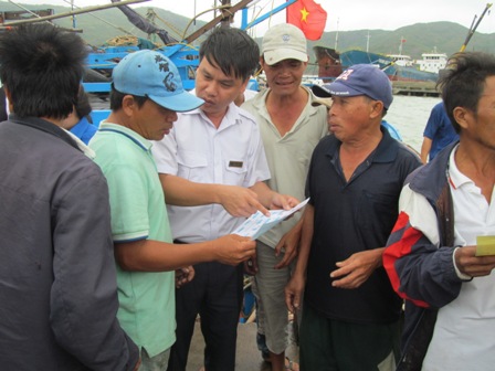 Cục Hàng hải Việt Nam phối hợp tuyên truyền phổ biến pháp luật về an toàn Hàng hải cho bà con ngư dân tại Phú Yên và Bình Định tháng 11/2013