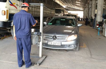 Lượng xe đến kiểm định tại Trung tâm Đăng kiểm 50-04V đường Xa lộ Hà Nội, quận 9 tăng cao gây ùn ứ