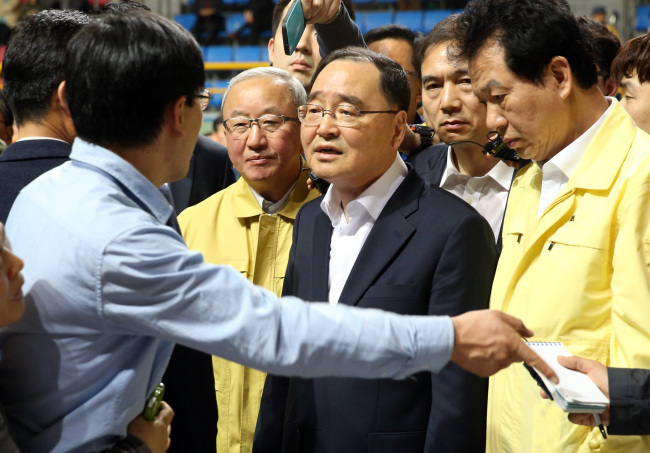 Thủ tướng Hàn Quốc Chung Hon Won có mặt tại phòng tập thể dục nơi thân nhân các nạn nhân đang ngóng đợi tin tức người sống sót