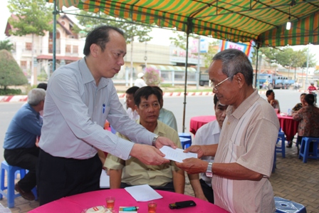 Ông Nguyễn Trọng Thái, Chánh Văn phòng Ủy ban ATGT Quốc gia đến động viên nạn nhân có người thân thiệt mạng trong vụ tai nạn