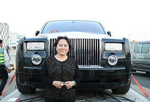 Bà Diệp cùng siêu xe Rolls Royce tại sân bay Tân Sơn Nhất năm 2008