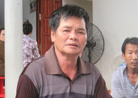 Ông Thắm - bố đẻ của nạn nhân Lê Văn Lãi trao đổi lại vụ việc với PV Báo Giao thông
