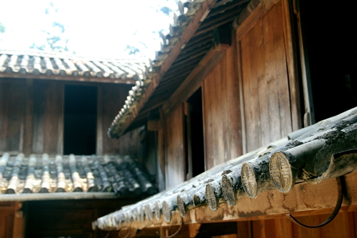 Di tích nhà Vương được xây dựng theo lối kiến trúc đời Thanh (Trung Quốc) có diện tích 1.120m2, được tạo dựng bằng nguyên liệu đá xanh, gỗ thông và ngói đất nung