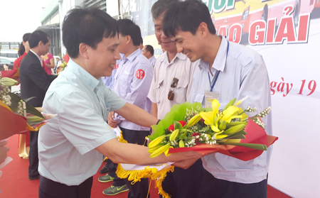 Phó Tổng giám đốc Transerco Nguyễn Việt Triều trao giải cho những thí sinh xuất sắc tại Hội thi
