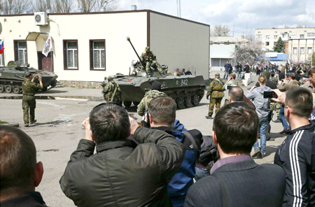 Xe tăng của quân đội chính phủ tại miền Đông Ukraine