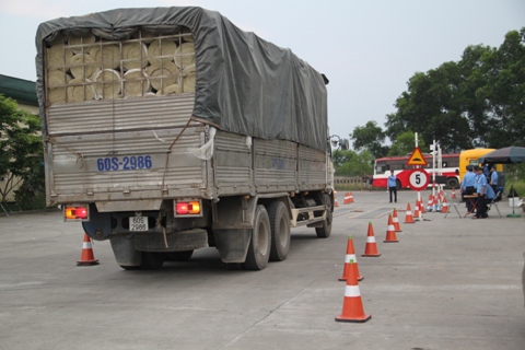 Đơn độc một mình lực lượng TTGT làm công tác cân tải trọng xe tải