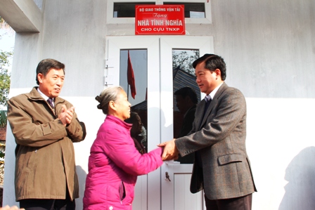Bộ trưởng Đinh La Thăng tặng nhà tình nghĩa cho cựu TNXP Tống Thị Ngần (Vũ Thư - Thái Bình)