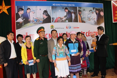 Chủ tịch Công đoàn GTVT VN Đỗ Nga Việt, Tổng biên tập báo Giao thông Nguyễn Bá Kiên và các nhà hảo tâm trao quà từ thiện cho gia đình và các nạn nhân vụ lật cầu