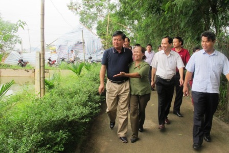 Bộ trưởng Bộ GTVT Đinh La Thăng đã đến thăm trang trại của các nữ cựu thanh niên xung phong (TNXP) trên địa bàn xã Quảng Thắng, Tp. Thanh Hóa. 