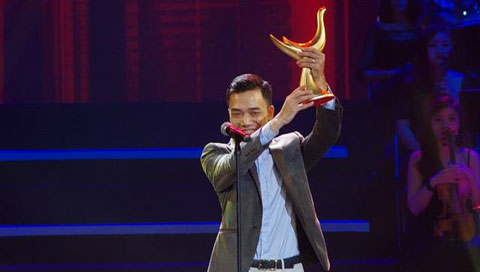Nhạc sĩ Đỗ Bảo nhận 2 giải thưởng Cống hiến