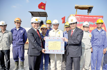  Tổng giám đốc Cienco 4 Lê Ngọc Hoa (hàng đầu bên phải) tặng quà các đơn vị thi công trong dịp Tết Giáp Ngọ