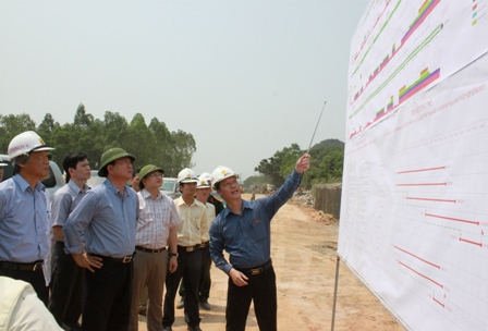 Bộ trưởng Đinh La Thăng kiểm tra tiến độ thi công Dự án mở rộng QL 1 đoạn từ Thanh Hóa - Nghệ An