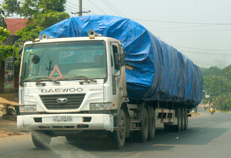 Những chiếc xe chở gỗ có trọng tải cả trăm tấn từ biên giới Lào về miền Trung 